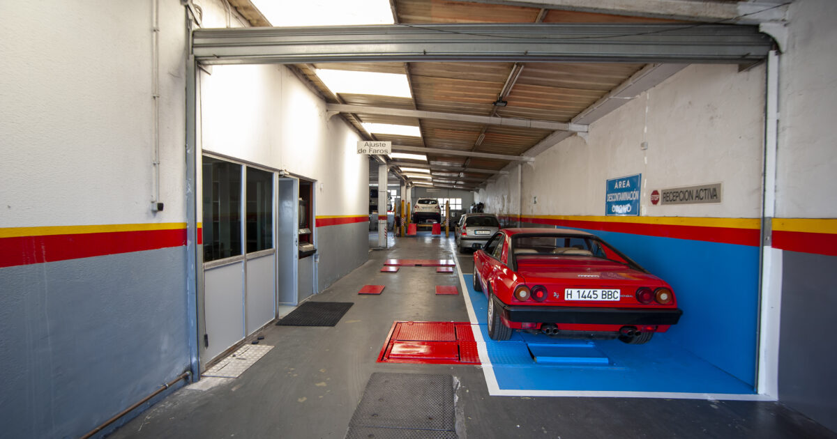 Coche en un taller en Cantabria