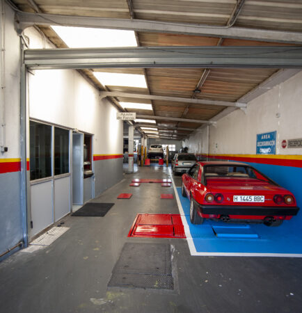 Coche en un taller en Cantabria
