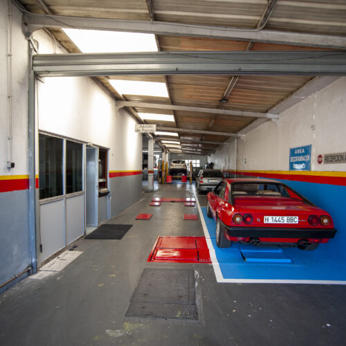 Coche en un taller en Cantabria