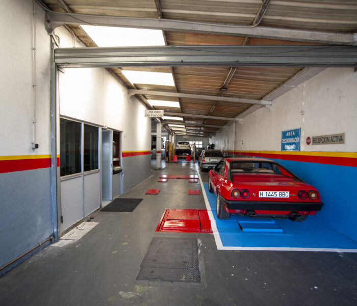 Coche en un taller en Cantabria